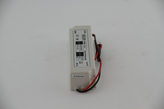 Водоустойчивый AC водителя 120V СИД напряжения тока IP67 60W постоянн, изолированный пластичный случай