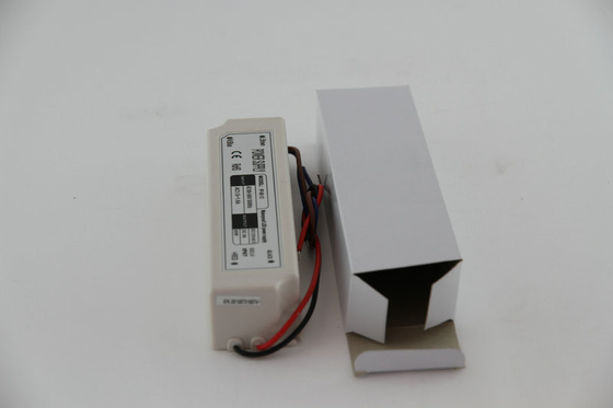 Водоустойчивый AC водителя 120V СИД напряжения тока IP67 60W постоянн, изолированный пластичный случай